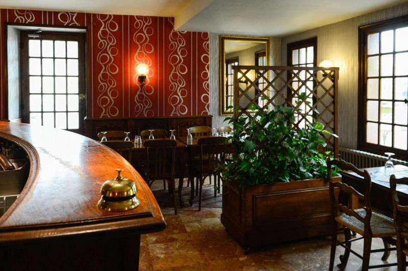 Logis Hotel Restaurant De La Poste Le Mele-sur-Sarthe Exterior photo
