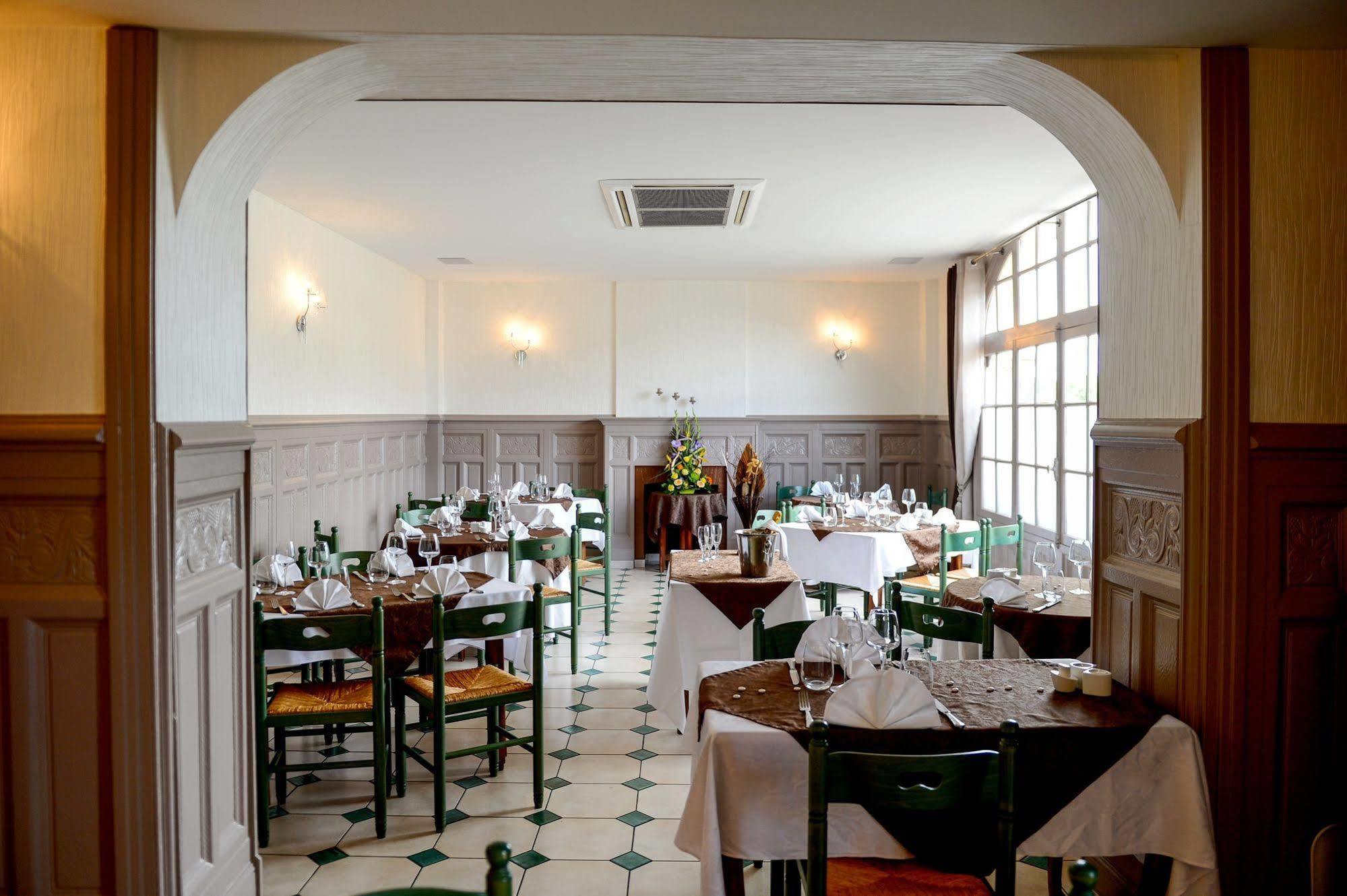 Logis Hotel Restaurant De La Poste Le Mele-sur-Sarthe Exterior photo